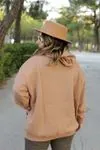 RENKTE CEPLİ GENİŞ KESİM ÜÇ İPLİK ŞARDONLU KAHVE SWEAT