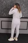 RENKTE GENİŞ KESİM GRİ KADİFE HAVLU TAKIM