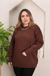 RENKTE STANDART YAKASI KOLYELİ KAHVERENGİ TRİKO KAZAK