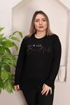 RENKTE GENİŞ KESİM TAŞ İŞLEMELİ YAZILI SİYAH BLUZ