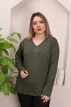 RENKTE GENİŞ KESİM ÖZEL TAŞ YAZILI HAKİ YEŞİL BLUZ