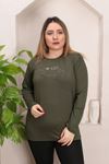 RENKTE GENİŞ KESİM TAŞ İŞLEMELİ YAZILI HAKİ YEŞİL BLUZ