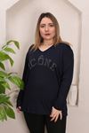 RENKTE GENİŞ KESİM ÖZEL TAŞ YAZILI LACİVERT BLUZ