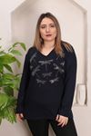 RENKTE GENİŞ KESİM YUSUFCUK TAŞ İŞLEMELİ LACİVERT BLUZ