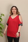 RENKTE OMUZLARI AÇIK GARNİLİ KIRMIZI BLUZ
