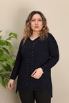 RENKTE ÖNÜ ÇIMALI İNCİLİ SIRT BİYELİ LACİVERT TRİKO BLUZ