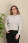 RENKTE KOLLARI İNCİLİ AÇIK GRİ BLUZ