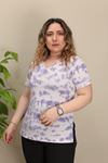 RENKTE V YAKA YIRTMAÇLI DESENLİ TSHİRT