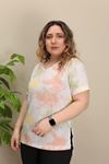 RENKTE V YAKA YIRTMAÇLI DESENLİ TSHİRT