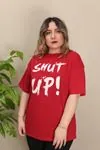 RENKTE ÖNÜ YAZILI KIRMIZI TSHİRT