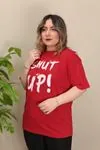 RENKTE ÖNÜ YAZILI KIRMIZI TSHİRT