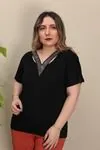 RENKTE V TAŞ İŞLEMELİ TASARIM SİYAH BLUZ