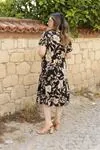 RENKTE ETEK UCU FIRFIRLI DESENLİ ELBİSE