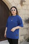 RENKTE GENİŞ KESİM ARMALI LACİVERT TSHİRT