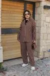 RENKTE GENİŞ KESİM ÇİZGİLİ KAHVERENGİ GÖMLEKLİ TAKIM