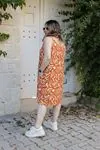 RENKTE GENİŞ KESİM CEPLİ İP ASKILI DESENLİ ELBİSE