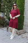 RENKTE ETEĞİ VOLANLI KISA KOLLU BORDO ELBİSE