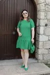 RENKTE KISA KOLLU GENİŞ KESİM YEŞİL ELBİSE