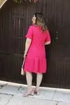 RENKTE KISA KOLLU GENİŞ KESİM FUŞYA ELBİSE