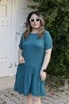 RENKTE KISA KOLLU GENİŞ KESİM KOYU YEŞİL ELBİSE