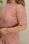 RENKTE KISA KOLLU GENİŞ KESİM DESENLİ ELBİSE