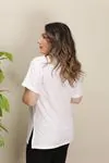 RENKTE V YAKA YIRTMAÇLI DOKULU BEYAZ BLUZ