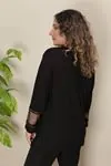 RENKTE KOLLARI TÜLLÜ VE TAŞ DETAY SİYAH BLUZ