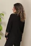 RENKTE TAŞ İŞLEMELİ SİYAH TASARIM BLUZ