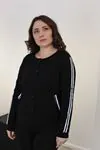 RENKTE GENİŞ KESİM DÜĞMELİ ŞERİTLİ SİYAH ESNEK PENYE HIRKA