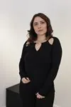 RENKTE YAKASI AKSESUARLI SİYAH BLUZ