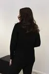 RENKTE V YAKA TÜLLÜ GENİŞ KESİM ESNEK SİYAH BLUZ