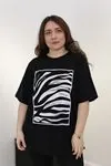 RENKTE BÜYÜK BEDEN ÖNÜ DESENLİ SİYAH TSHİRT