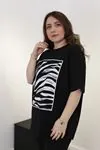 RENKTE BÜYÜK BEDEN ÖNÜ DESENLİ SİYAH TSHİRT