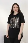 RENKTE BÜYÜK BEDEN ÖNÜ PUL VE İŞLEMELİ SİYAH TSHİRT