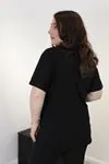 RENKTE BÜYÜK BEDEN YAKASI PUL VE İŞLEMELİ SİYAH TSHİRT