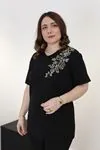RENKTE BÜYÜK BEDEN YAKASI PUL VE İŞLEMELİ SİYAH TSHİRT