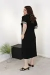 RENKTE CEPLİ BÜYÜK BEDEN V YAKA ŞERİTLİ SİYAH ELBİSE