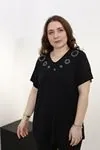 RENKTE BÜYÜK BEDEN YAKASI HALKA TAŞLI SİYAH BLUZ