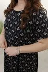 RENKTE BÜYÜK BEDEN KISA KOLLU DESENLİ ELBİSE