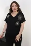 RENKTE BÜYÜK BEDEN GÜNEŞ PUL NAKIŞLI SİYAH BLUZ