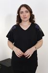 RENKTE BÜYÜK BEDEN OMUZLARI KELEBEK TAŞLI SİYAH BLUZ