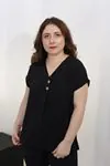 RENKTE ÖNÜ DÜĞME DETAYLI SİYAH BLUZ