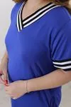 RENKTE GENİŞ KESİM ŞERİTLİ MAVİ ELBİSE
