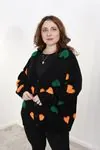 RENKTE KALPLİ PONPON DETAYLI KALIN SİYAH HIRKA