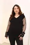 RENKTE GENİŞ KESİM KOLLARI ÇİÇEKLİ SİYAH BLUZ