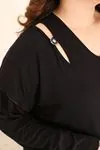 RENKTE GENİŞ KESİM YAKASI DÜĞME DETAY SİYAH BLUZ