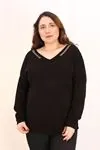 RENKTE GENİŞ KESİM YAKASI TÜL DETAY SİYAH BLUZ