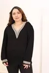 RENKTE GENİŞ KESİM DANTEL GÜPÜRLÜ SİYAH BLUZ