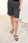 RENKTE GENİŞ KESİM ESNEK ÇİZGİLİ SİYAH ŞORT