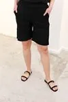 RENKTE GENİŞ KESİM SİYAH ŞORT